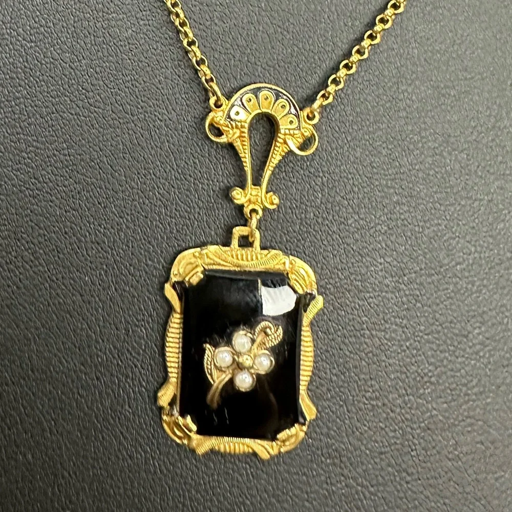 Elegant Vintage Victorian-Style Necklace with Faux Pearls - Picture 8 of 14